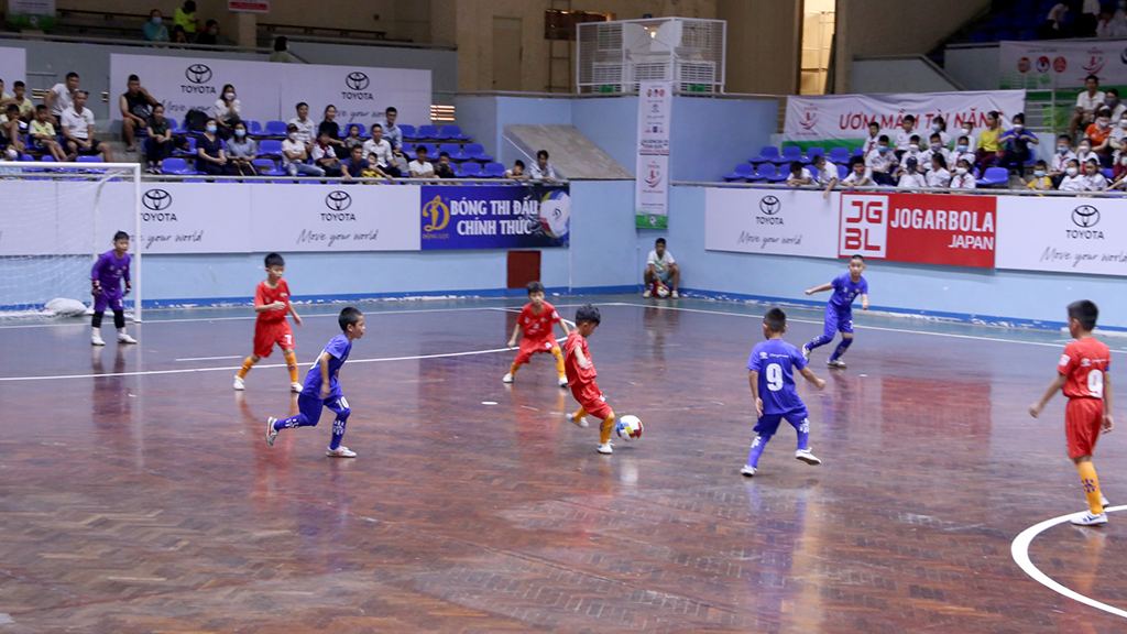 Đội chủ nhà Đắk Lắk (áo đỏ) thi đấu lượt trận đầu tiên gặp CLB bóng đá Hải Phòng.